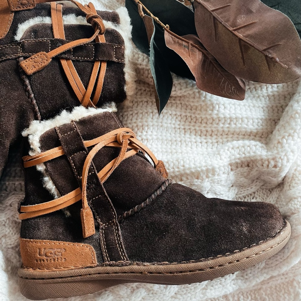 Ugg La Jolla shearling lined leather shoe boot